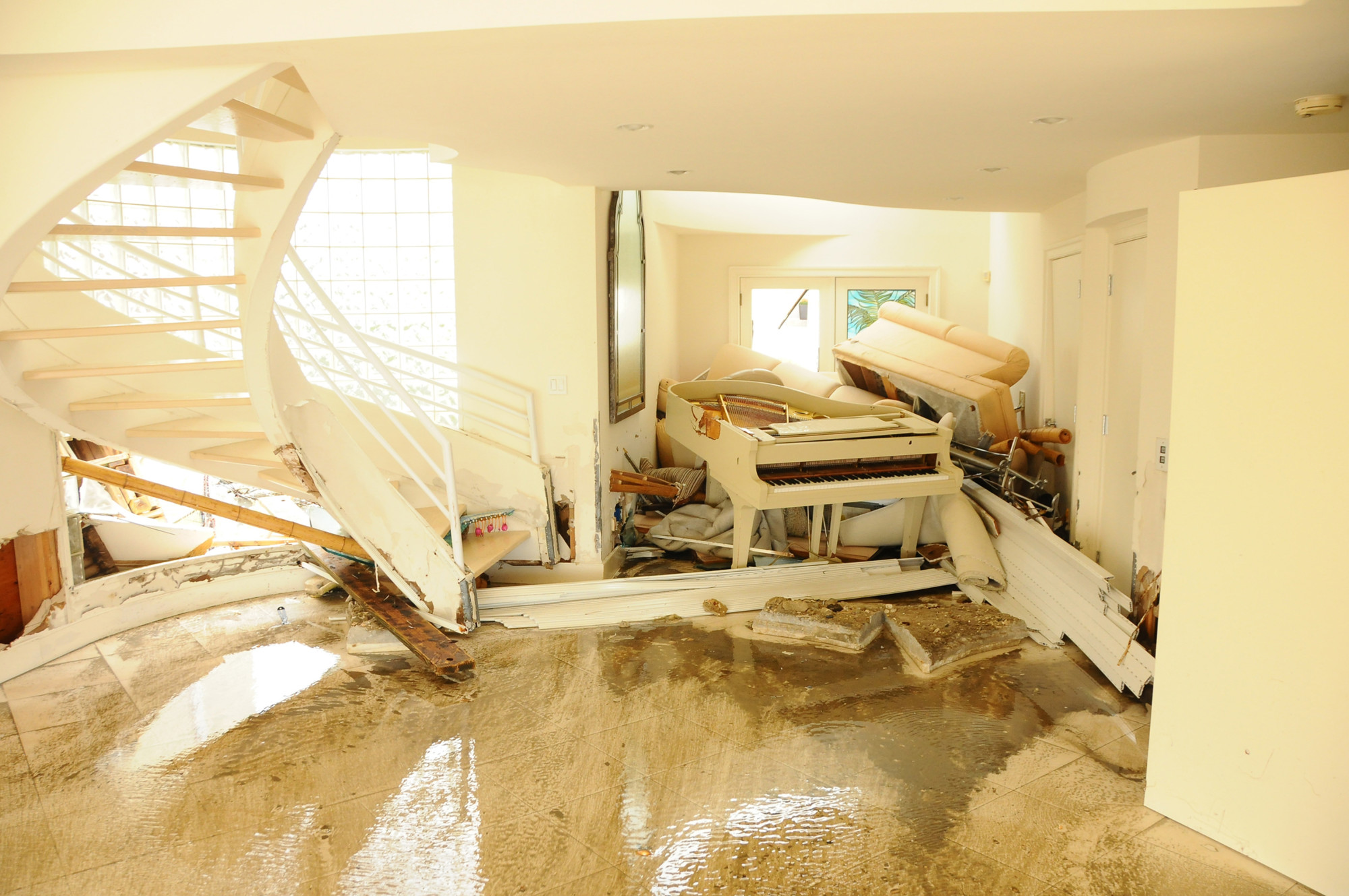How to Find the Best Water Damage Contractors Near Me: 4 Tips